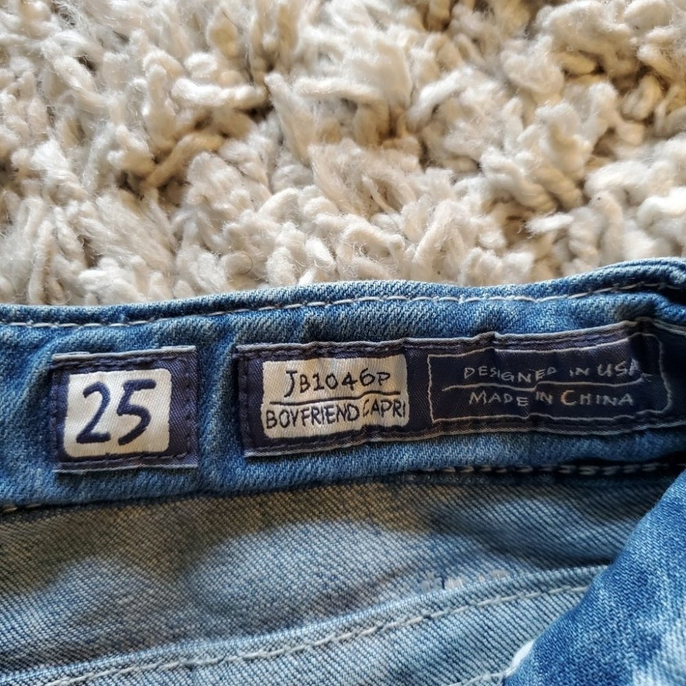 MISS  ME | NWOT Boyfriend Capri Distressed Medium Wash Denim Jeans (Size 25) - Picture 6 of 9